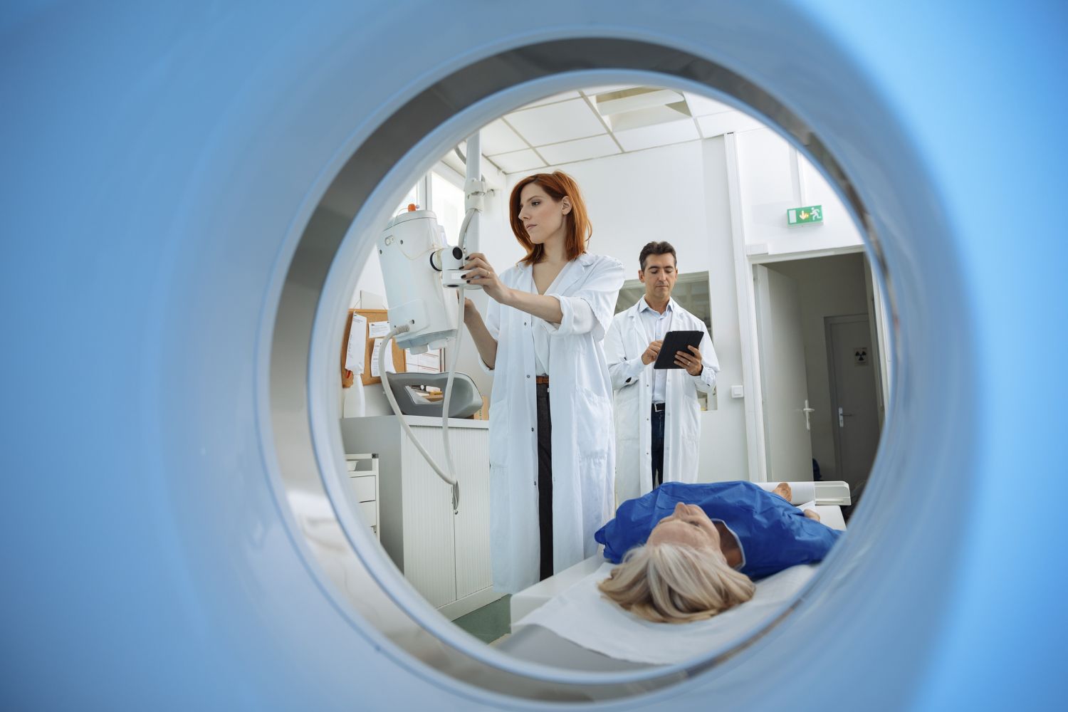 Eine Patientin wird in die MRT-Röhre befördert. Krebsdiagnostik erfolgt in mehreren Stufen.